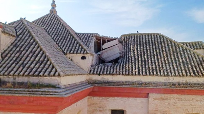 derrumbe parcial del tejado de la cabecera de la iglesia de Santa Bárbara