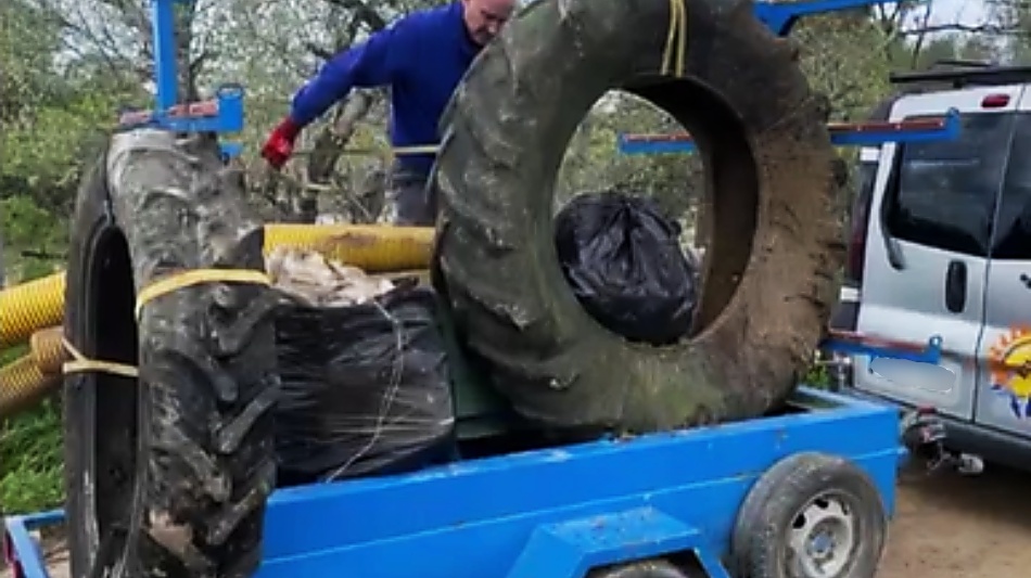 neumáticos grandes en el río Genil